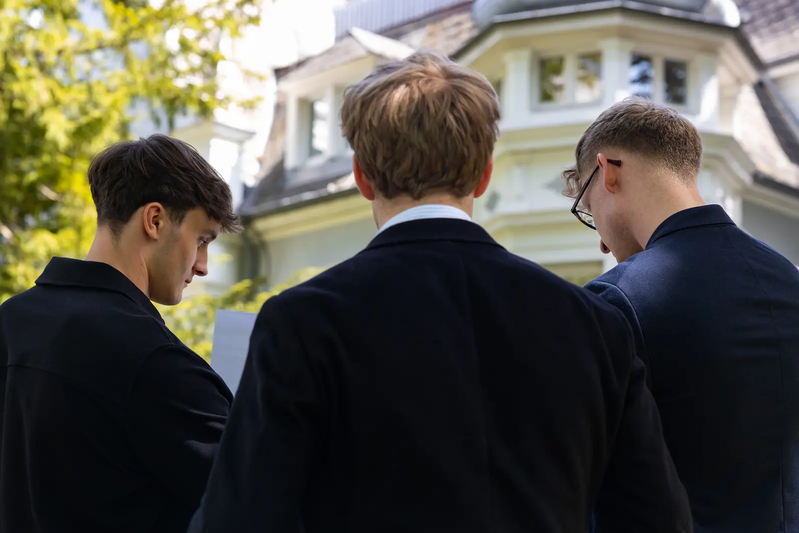 Drei Partner blicken auf eine Gründerzeit-Villa: Projektentwicklung bei Lutz Projekte